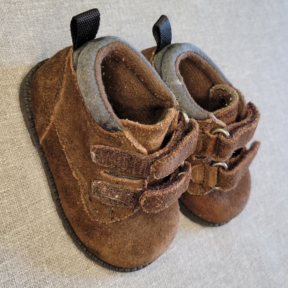 Bundle of 4 pairs of toddler shoes. - Picture 7 of 13